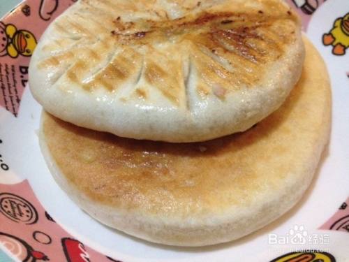 饼做好后静置20分钟后入饼铛用肉饼档煎熟.也可以用平底锅煎制.