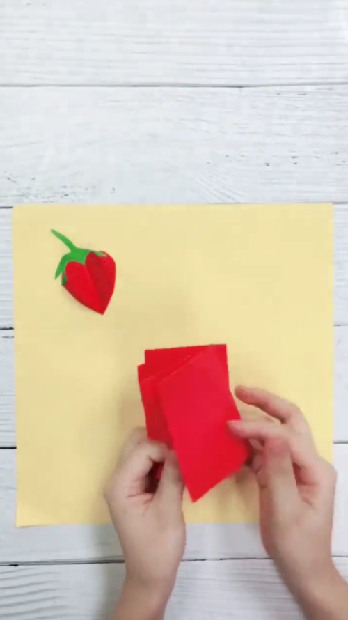 手工剪贴草莓怎么做