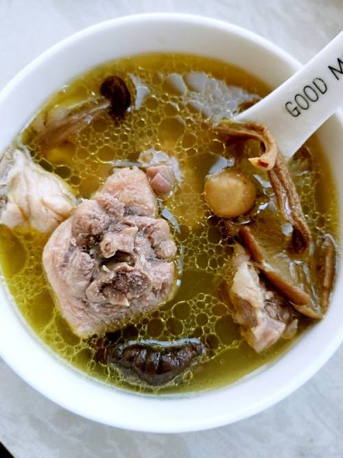 姬松茸茶树菇杂菌鸡汤