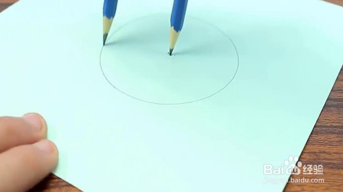 如何改造长尾夹和铅笔当做圆规?