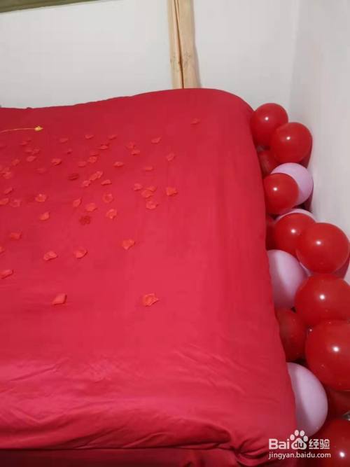 布置: 床单床套全部换成大红色,最后上面撒上玫瑰花瓣,及放置红色气球