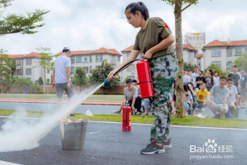 另一只将上面的鸭嘴形状的阀门下压,对准着火点喷射即可进行灭火