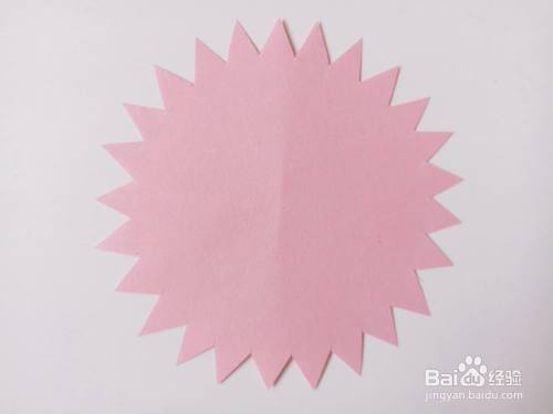 剪带锯齿的圆形纸 用边长7cm的纸剪.