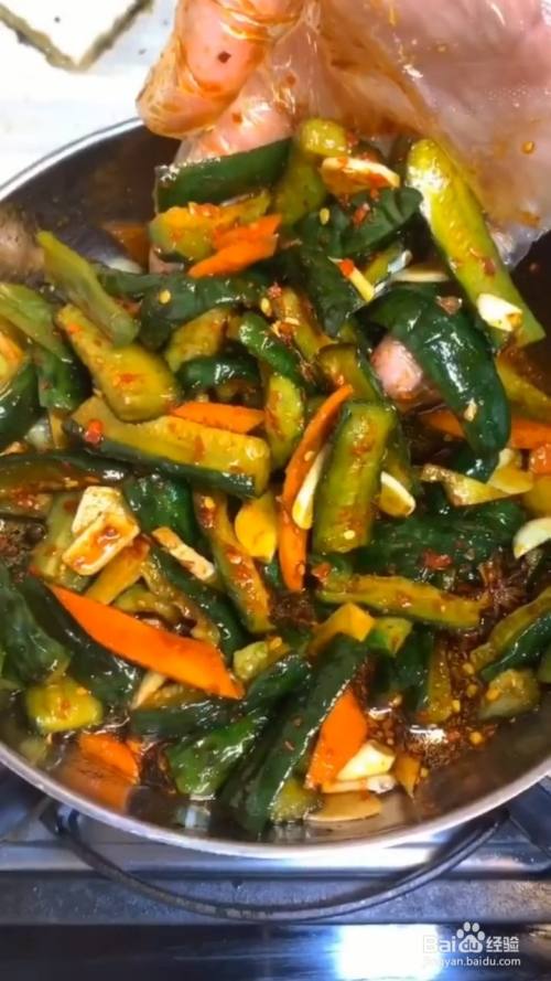 如何将黄瓜,胡萝卜还有青椒一起做成咸菜呢,下面是具体的制作步骤.