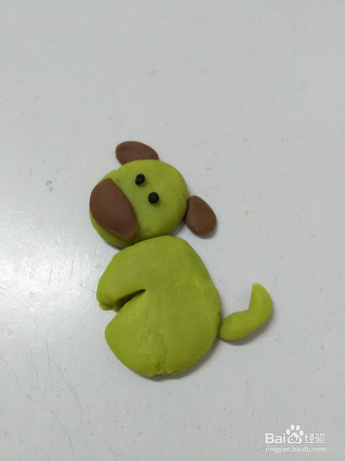 工具/原料 彩泥 小刀 方法/步骤 1 先用黄绿色捏一个椭圆形,当作小狗