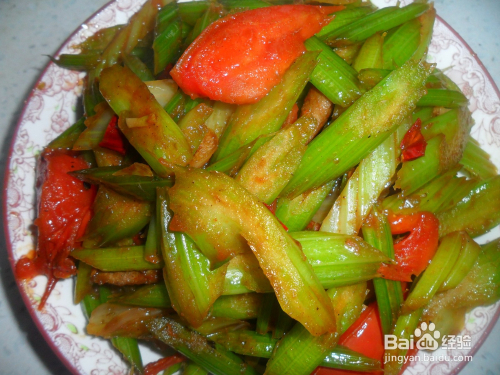 食材 芹菜 一棵 猪肉 少许 西红柿 一个 辣椒 三个 花生油 少许 大蒜