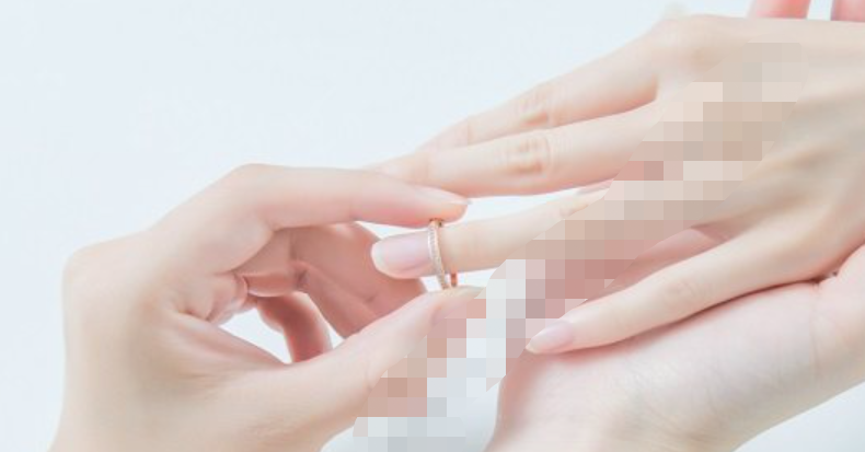 女生的食指和中指一起带戒指表示什么意思（女生食指和中指都带戒指）