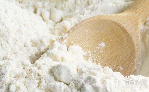面粉结块拯救方法 如果发现面粉现象,那么要放阳下暴晒,用细萝把