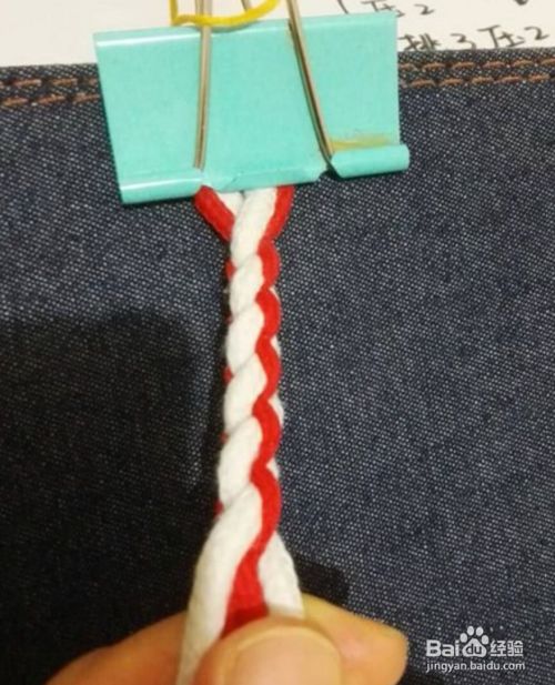 重复上述步骤达到自己头发所需的长度,一个精致的四股辫就编好了.