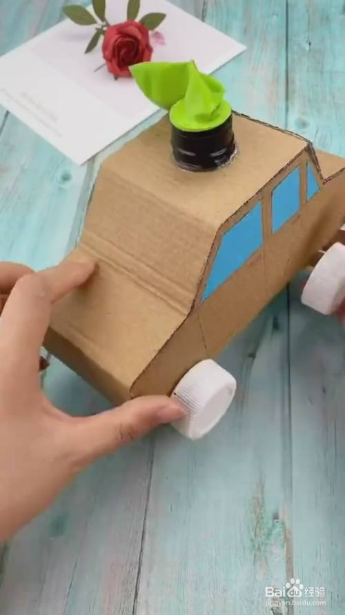 如何用旧纸盒做一辆小汽车