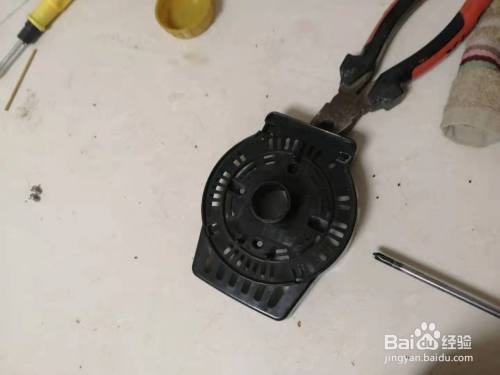 3 将风扇的电机头拆下来,然后拆开,如下图所示,标识位置为卡扣锁定,将