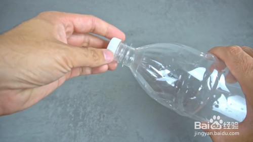 怎么使用塑料瓶制作简易的小玩具?