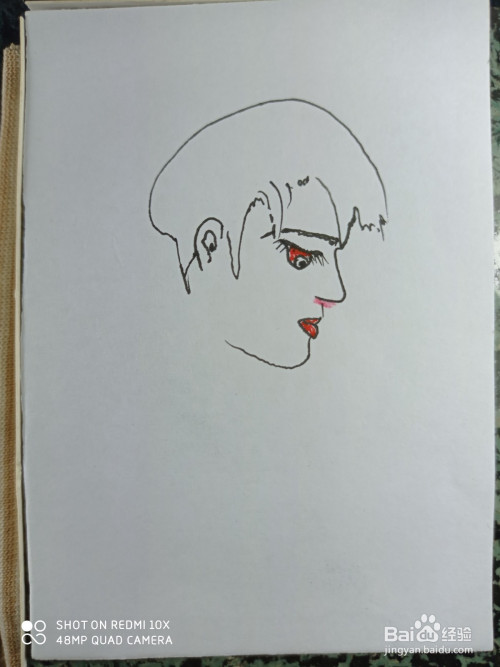 将他的脸部轮廓画完整,再画出他的嘴巴,涂出色彩.