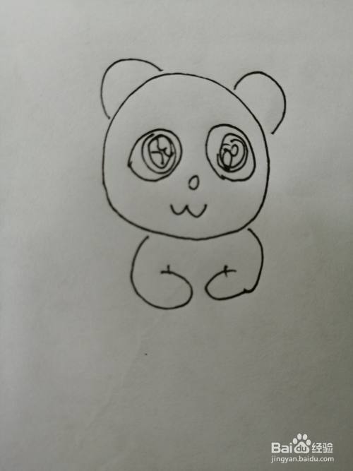 第四步,接着继续画出可爱的小熊猫的两只小手,小手画法比较简单.