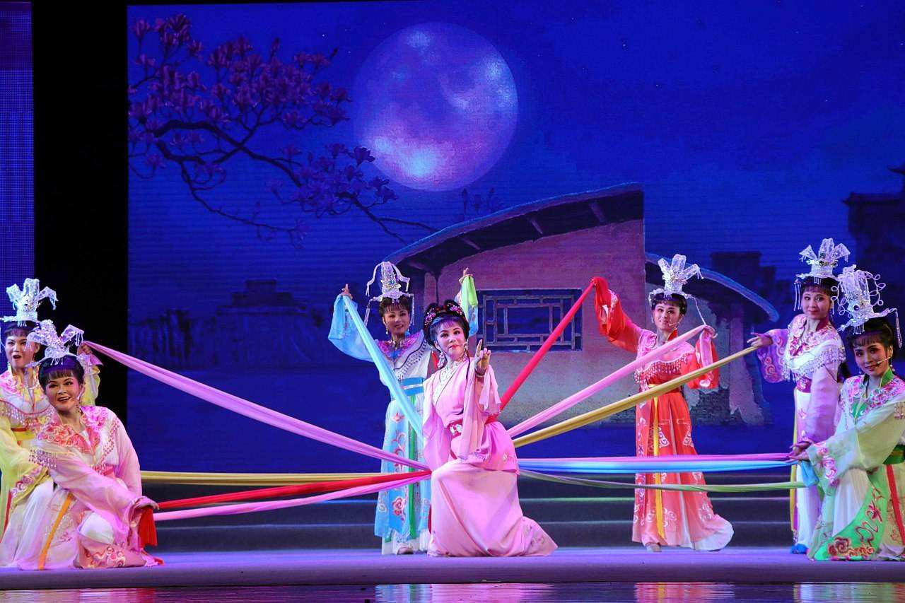 再芬黄梅：《女驸马》走进了深圳的春天_中国（安庆）黄梅戏艺术节官方网站