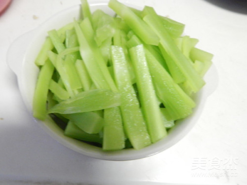 莴笋去皮切条