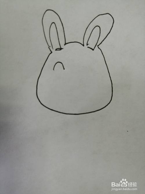 第三步,然后在可爱的小兔子的头部里面画出弯曲的眉毛和可爱的大