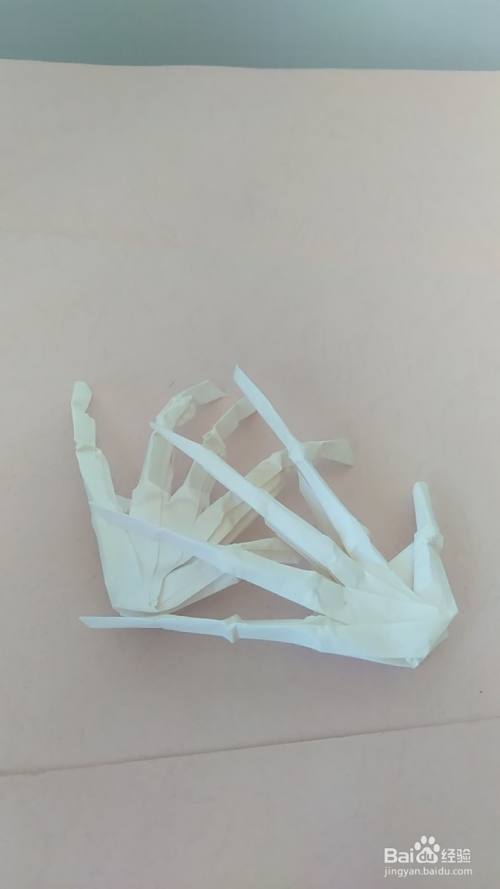 僵尸爪子的折叠方法,一定要用较软的折纸,这样更好折叠一些.