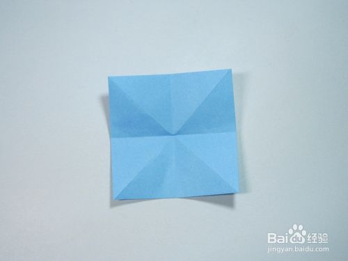 第2步,翻面,将上下,左右两边分别对折,展开,形成一个米字型折痕.