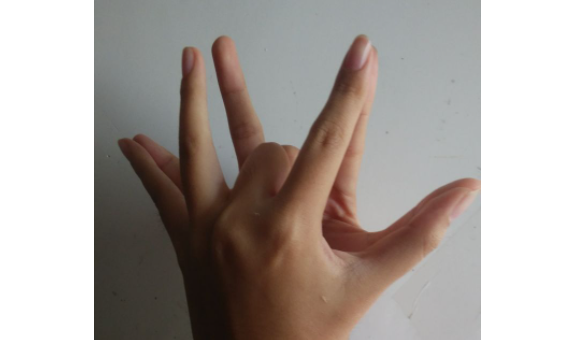 双手合十中指弯曲是什么意思（双手合十中指弯曲图片）
