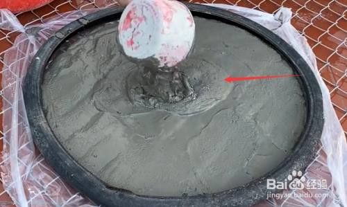 把水泥加水拌合起.拌成水泥浆