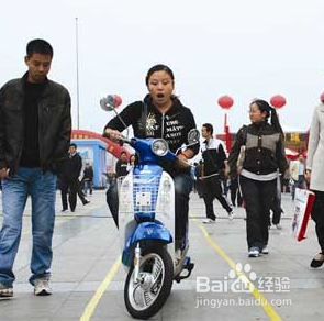教你怎么学骑电动车?