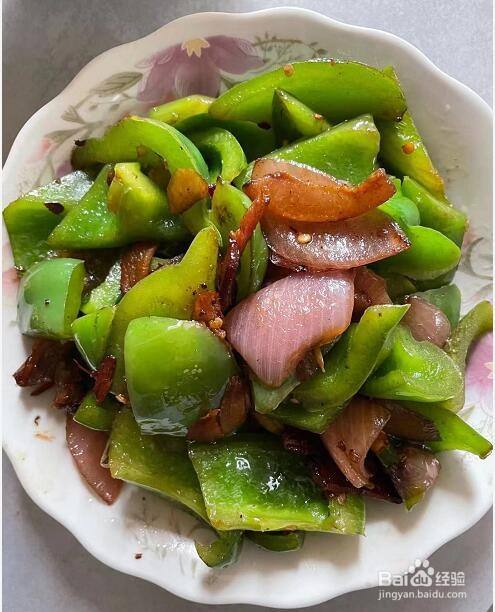 菜椒炒熟(变熟色)后,小炒菜椒就成功了,如图.