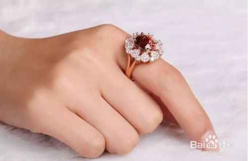 女生右手食指戴戒指:表示向往,并想要谈一段恋爱,感情状态是单身