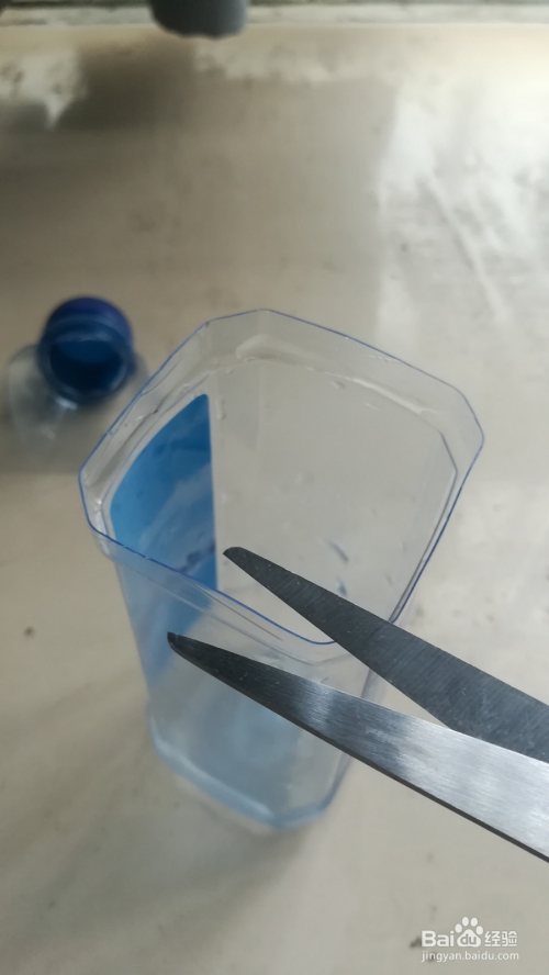 如何快速制作一个简易的矿泉水瓶笔筒