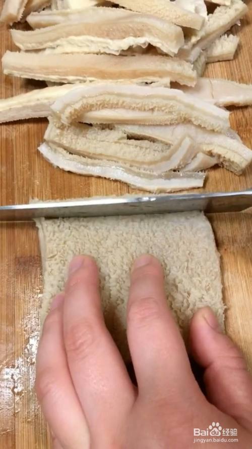 毛肚清洗干净 切成长条,豆芽青菜焯水