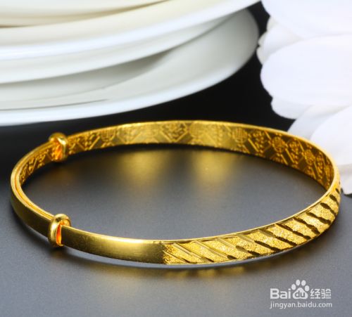 看色泽法 黄金首饰一般纯度越高,色泽越深,足金为黄中透紫,18k为黄