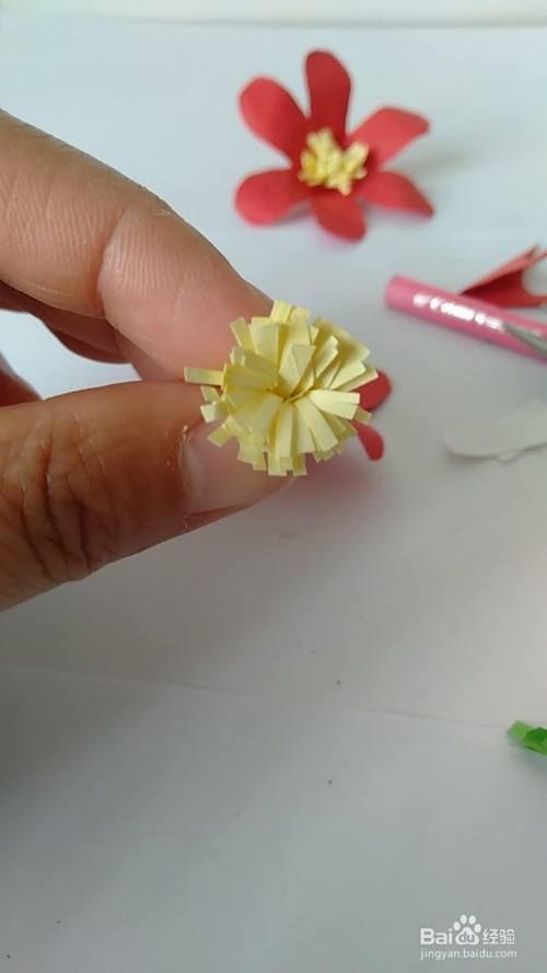 再用彩纸准备出花蕊,叶子和花杆,组装一起即可,可爱一朵小红花就做