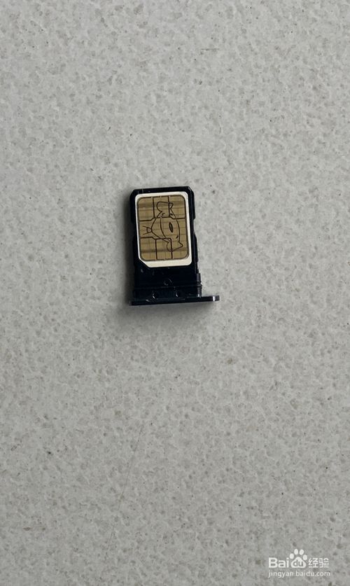 将sim卡的缺角对准卡槽缺角放进去压平 4,将卡槽小孔对齐手机上的卡槽