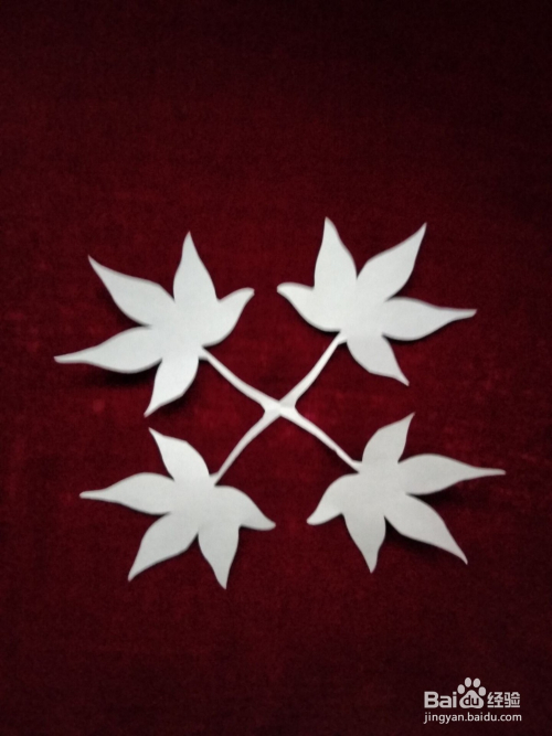 对折剪纸枫叶的简单方法