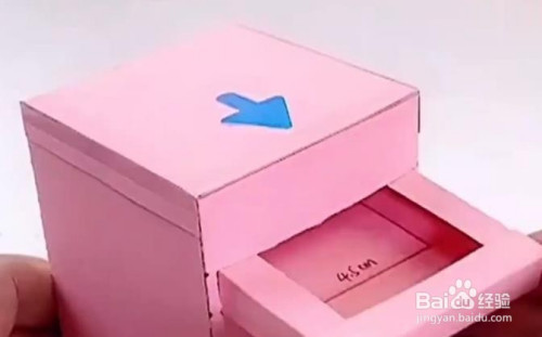 再用适当卡纸进行装饰,自制收纳盒就做好了