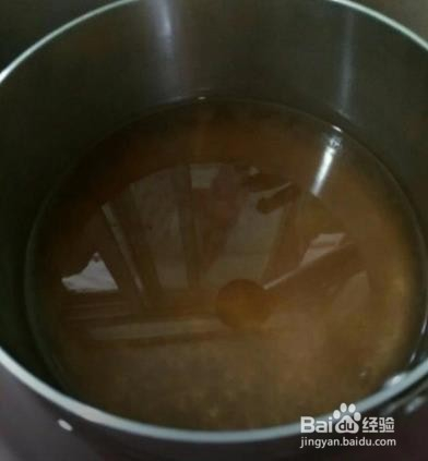 再加入5颗单晶冰糖 ,小火再煮10分钟.