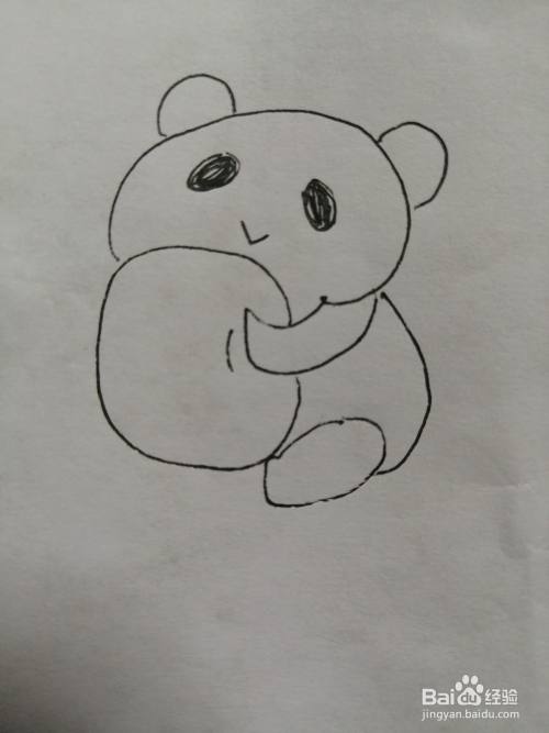第六步,然后我们继续画出可爱的小熊猫的胖胖的身体.