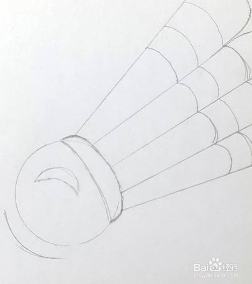 首先使用铅笔勾画出一个羽毛球.