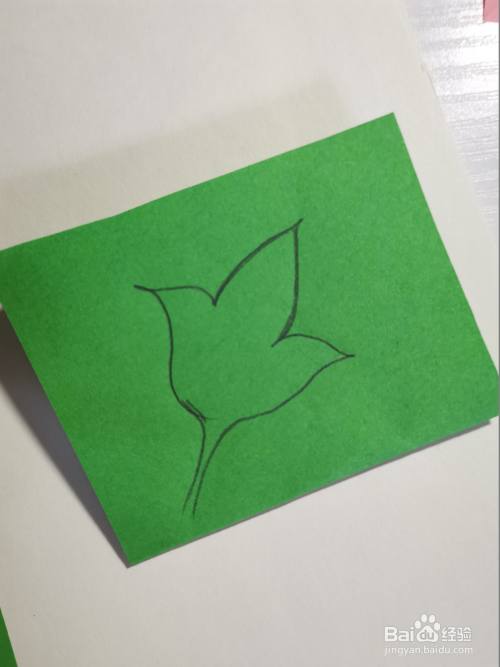 用绿色的卡纸剪两片叶子和一条枝干.