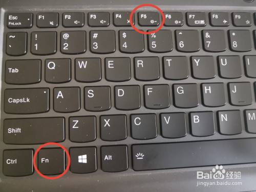 键盘快捷键设置方法 按动组合键"fn f5"即可调低电脑屏幕亮度