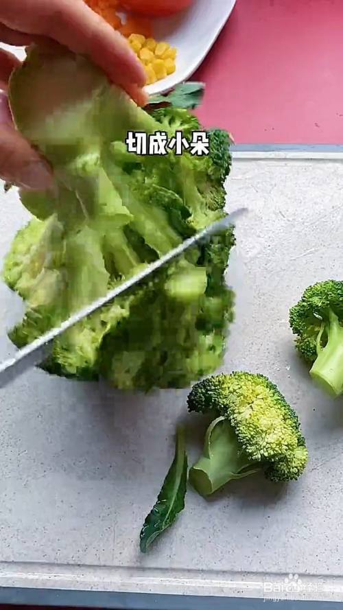 如何用西兰花做圣诞树摆盘?