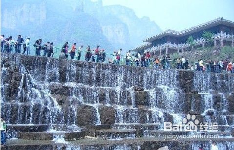 八里沟风景区简介 红艳欲滴桃花湾  进入桃花湾,这里