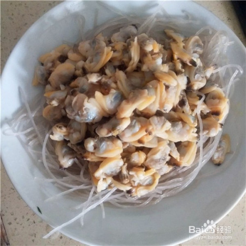 将洗好的蚬子肉放在粉丝上.