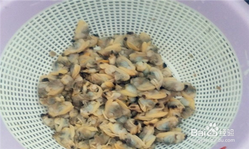 第一步,蚬子肉加入一勺盐搓洗干净,沥净水分.