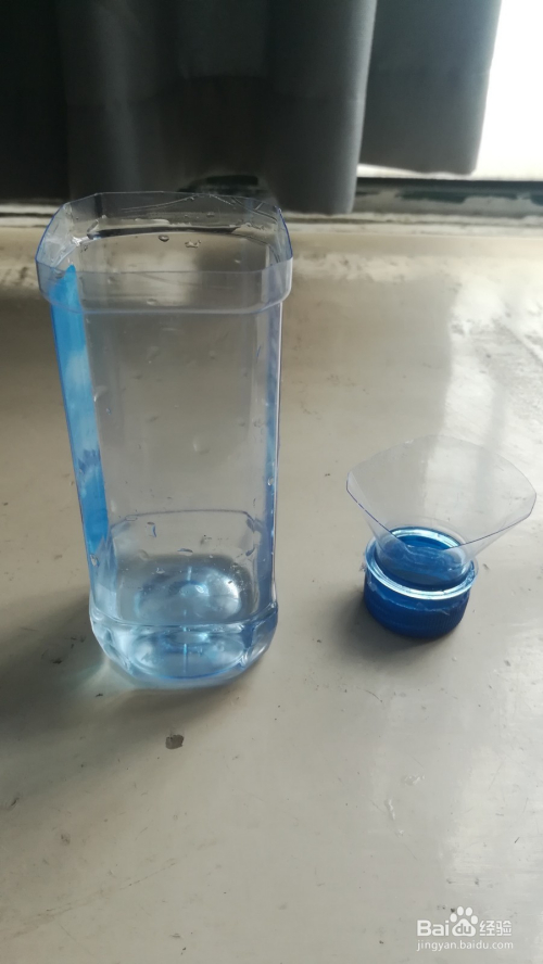 如何快速制作一个简易的矿泉水瓶笔筒