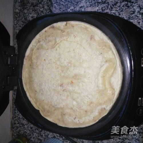 用电饼铛的蛋饼功能,上下盘刷油,倒入一半面糊用竹蜻蜓摊匀