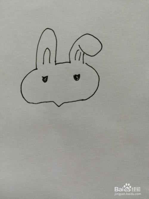 第三步,在可爱的小兔子的头部里面画出两只黑色的大眼睛,眼睛下面画