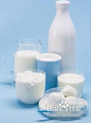 木瓜牛奶:木瓜,牛奶都有助于胸部发育,木瓜加牛奶