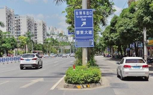 红绿灯路口的停车位怎么出去