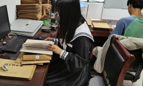 大学生实习是学校安排呢还是自己找工作的